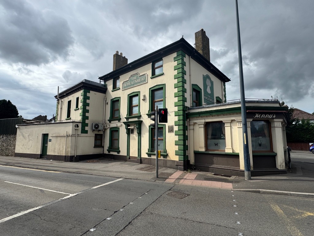 Lot: 48 - PUBLIC HOUSE AND UPPER PARTS WITH POTENTIAL - Exterior Sutton Road